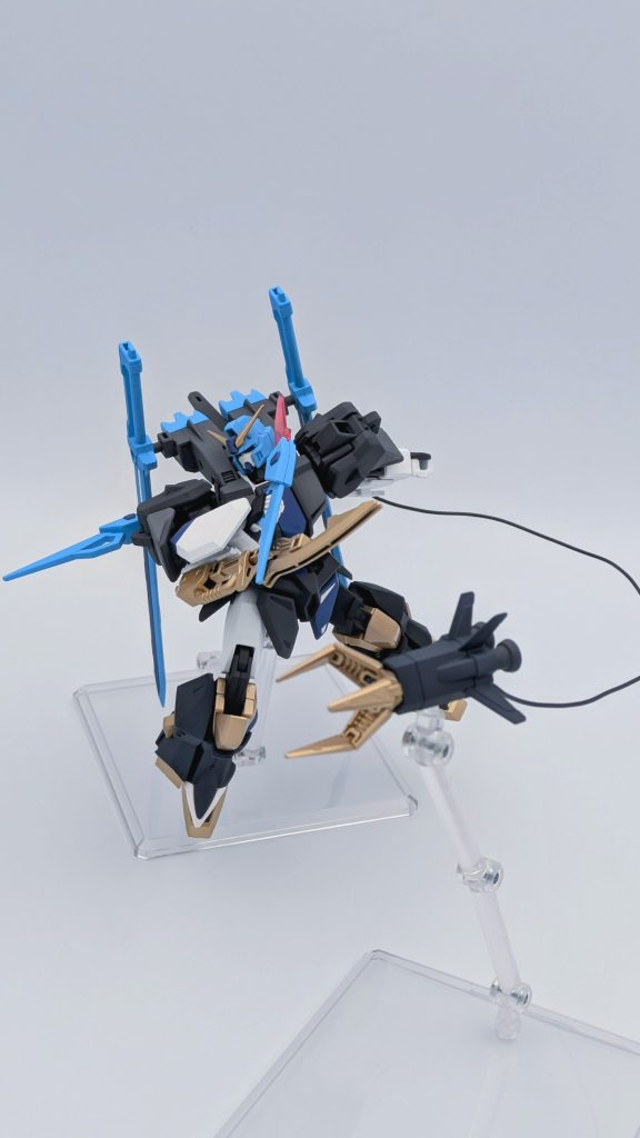 クレイプニール&ビームブーメラン。左腕のクレイプニールはそのまま、右腕にはランサーダートの代わりにビームアックスを装備しています。