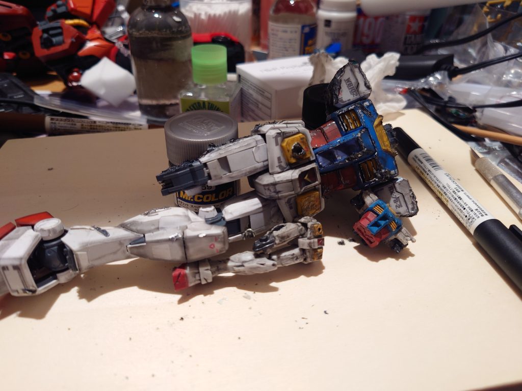 ガンダムのダメージ加工は、数年前にガチャガチャで発売された……すみません…名前覚えてません…まぁ、MGの前にあるやつを参考にダメージ加工をしました！