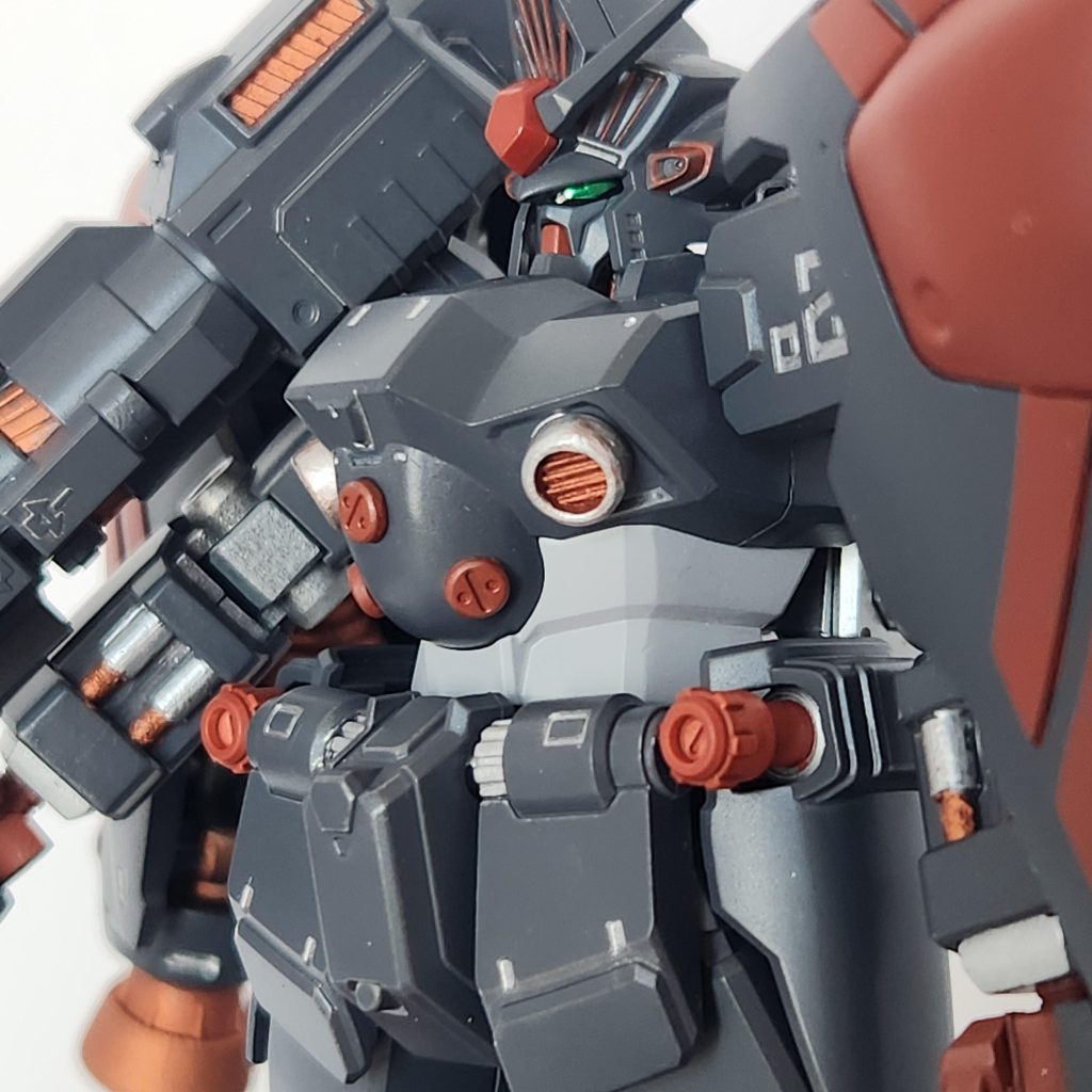 バインダーの合わせ目消しと腕の後はめ加工等行ってます。