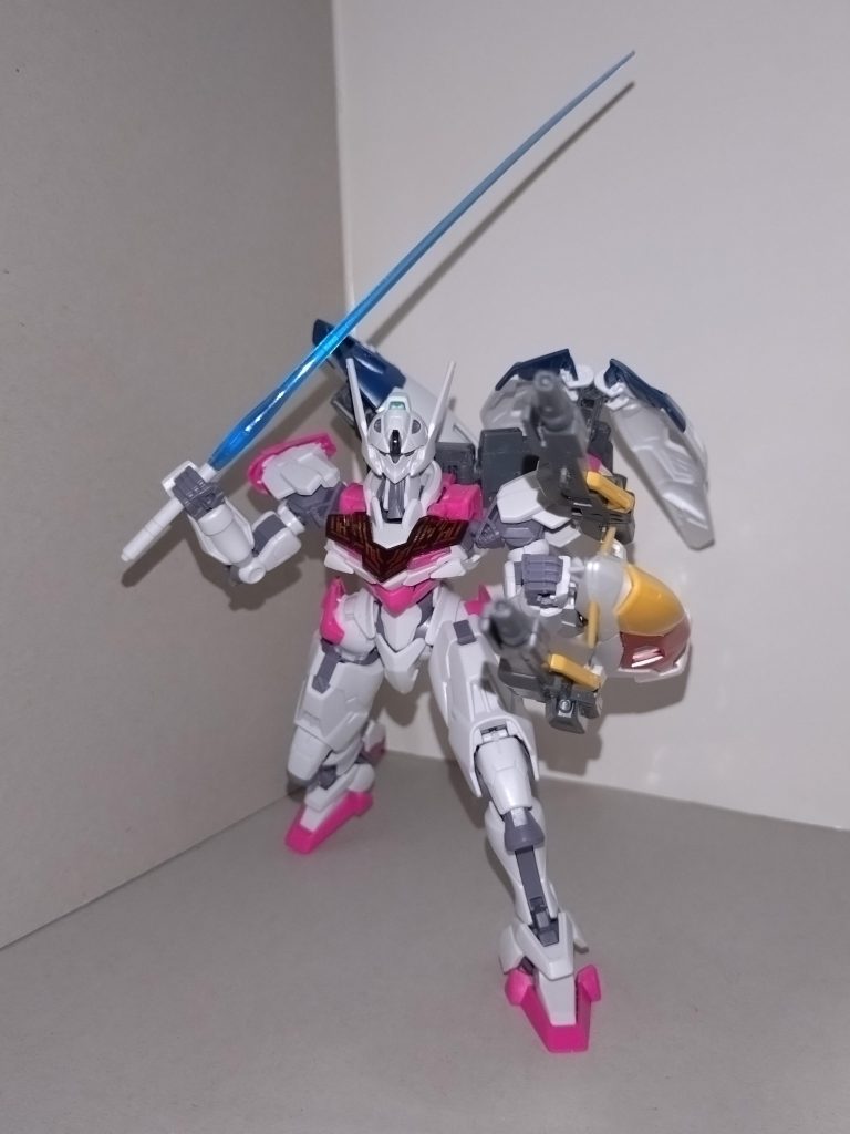 ビームサーベル使用時には、ツインバスターライフルを分割してウイングシールドにマウント。これにより、ウイングシールドにマウントしたまま、ツインバスターライフルを撃てる。