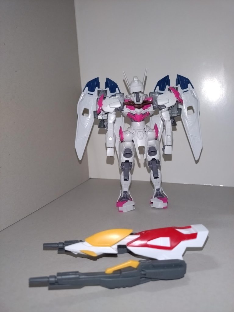 モカ「お待ちかねー、変形のお時間ですよー」まず、頭部と腰部を180°回転させ、次に肩アーマーを頭部側に倒すウイングバインダーを広げる腕部を、下腕のハードポイントがバード形態時の底面に来るように回し、カカトを横に向けるZモード時は、機首部分を伸ばしたウイングシールドに、分割したツインバスターライフルを取り付け、そのシールドをバックパックに取り付ければ完成Aモード時は、フォトンガンの向きを変えて完成