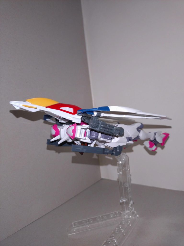 【バード形態】Aモード、Zモードとでは、武装が異なるのみならずMS形態ではカカト部分が上下逆になっているが、バード形態においては、カカト部分が変わらない。また、Aモードでは機首部分を伸ばさない。