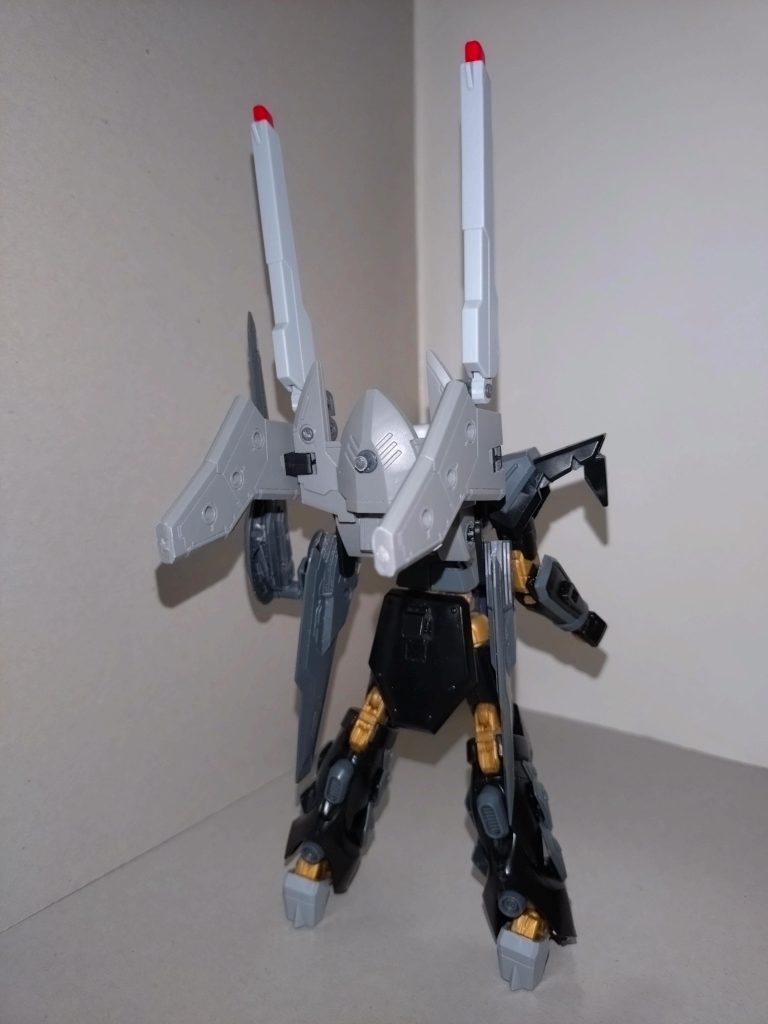 そのシルエットはムカデキリから変わっており、フライトユニット自体の違いもあるが、腰部サイドアーマーを撤去し、レールガンを背部に移動。シールドはビームガンと一体化させたものに改めている。 設定では23機が製造され、3機が特殊部隊「East of Eden」に所属する(そよ機は所属せず)。