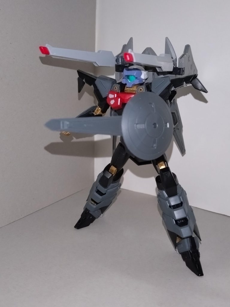 今回ムカデキリ弐式を制作するにあたり、ムカデキリの土台になったブラックナイトスコードシヴァ(頭部は30MMラビオット)は、基本的にはムカデキリ時代と同じですが、マイフリ由来のレールガンをはずす際に腰部左ボールジョイントがねじ切れたため、サイドアーマー自体をつけないこととして右もボールジョイントを切断。パーツを取り寄せるにも時間がかかりますものね···。背部に装備した、ヴェルデノヴァのフライトユニットも、機首が真上に向くように、ジョイントを加工しました。ちなみにシールドは、制作時にYMOのライディーンを聴いていたことから、勇者ライディーンのゴッドブレイカーみたいな感じになりました。 次回は投稿2周年に合わせて、初のジークアクス系作品の準備をしています。