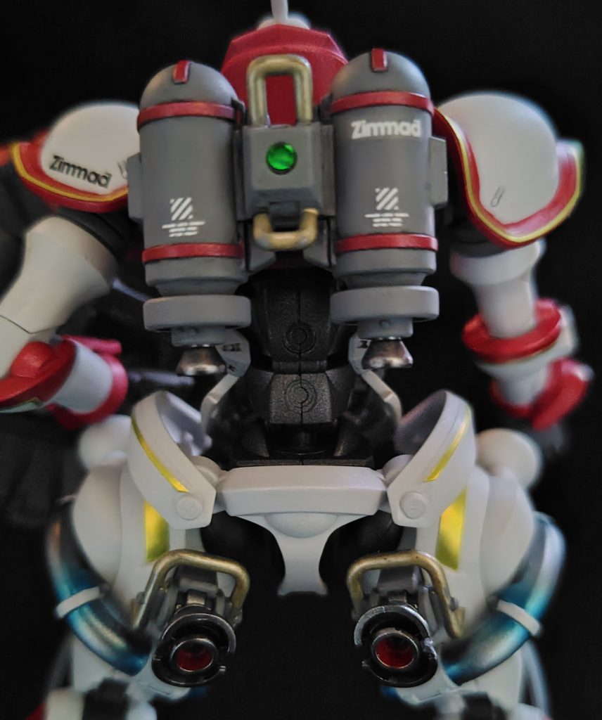 バックパックにお尻のバーニア、脚の動力パイプっぽいモノは色分け塗装で情報量アップしました。