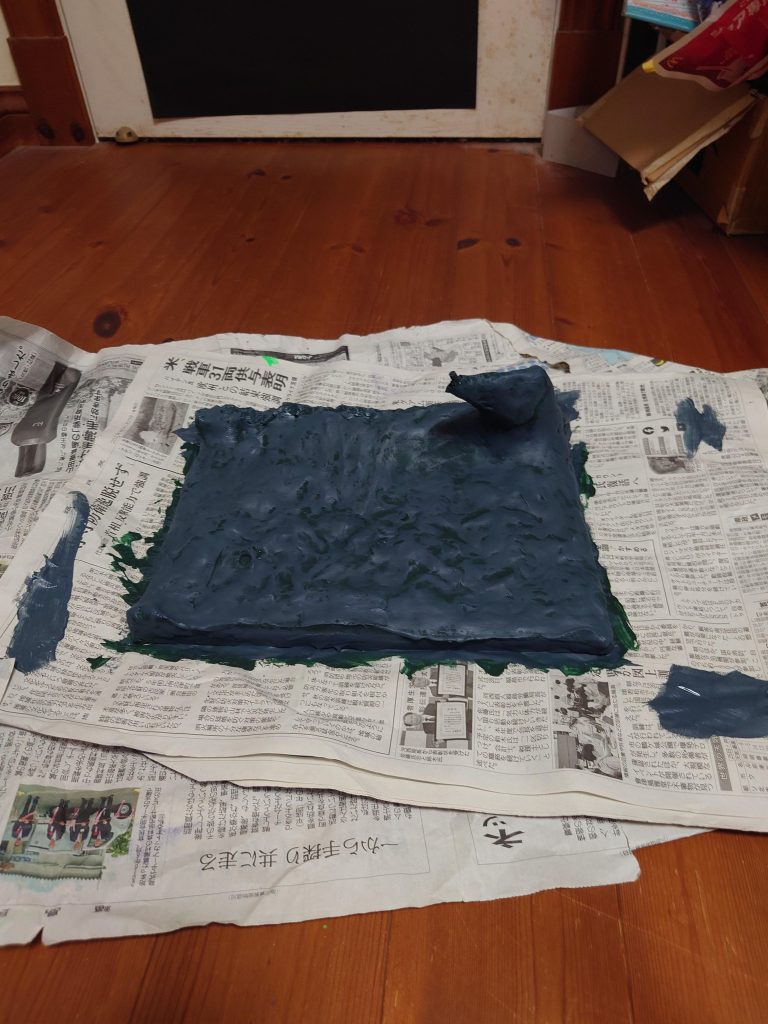 台座は石粉粘土で製作。乾燥後、予想以上に縮んでしまったので製作が大変でした…右上だけ形が異常なのはコア・ファイターのアクションベースを隠す為にです。コア・ファイターを取り付けていないと違和感しかないと思いますが、まぁ作品を観る時って真横から観る人ってそんなにいませんし、取り付けたら若干見えなくなるので全然大丈夫