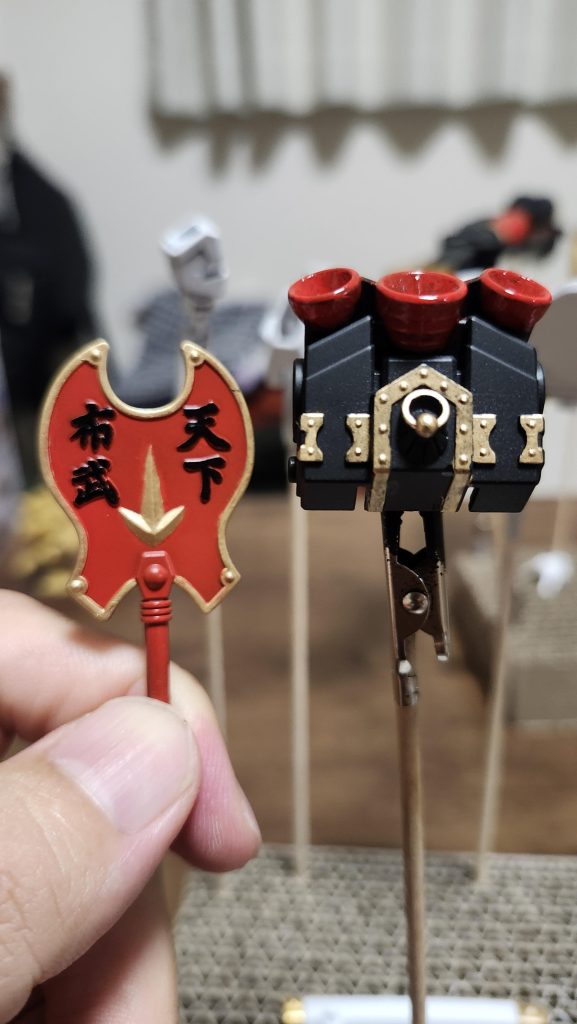 マスキングテクがないので、バーニアも筆塗りしたところテッカテカに…初めての全塗装はやり方もよく分からず大変でしたが、終わってみれば凄く楽しい時間でした。見た目、縁起が良さげなので、今日からわが家の玄関の守り神です!