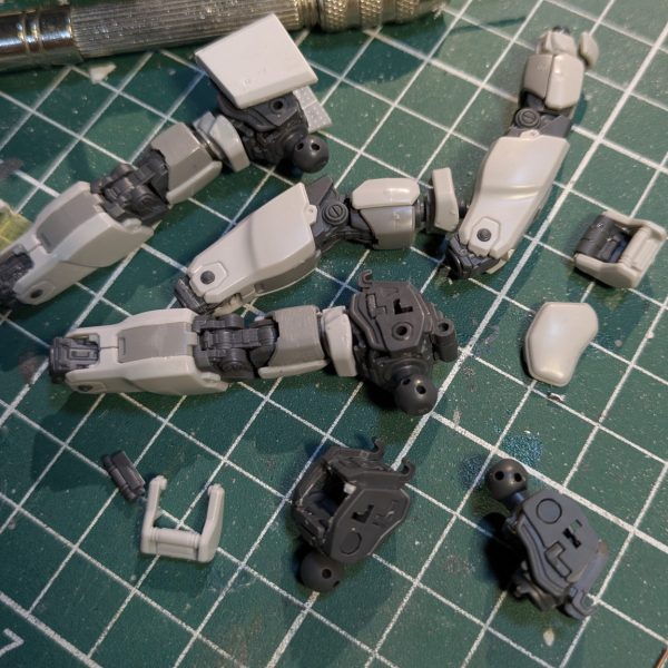 ネトフリガンダムの肩の装甲を変更。陸ガンのキットの肩を切ってちぎって使いました😊だいぶ、ガンダムEXから陸ガンの見た目に近づいてきました。（3枚目）