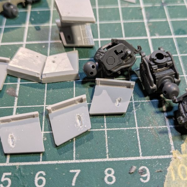 ネトフリガンダムの肩の装甲を変更。陸ガンのキットの肩を切ってちぎって使いました😊だいぶ、ガンダムEXから陸ガンの見た目に近づいてきました。（2枚目）