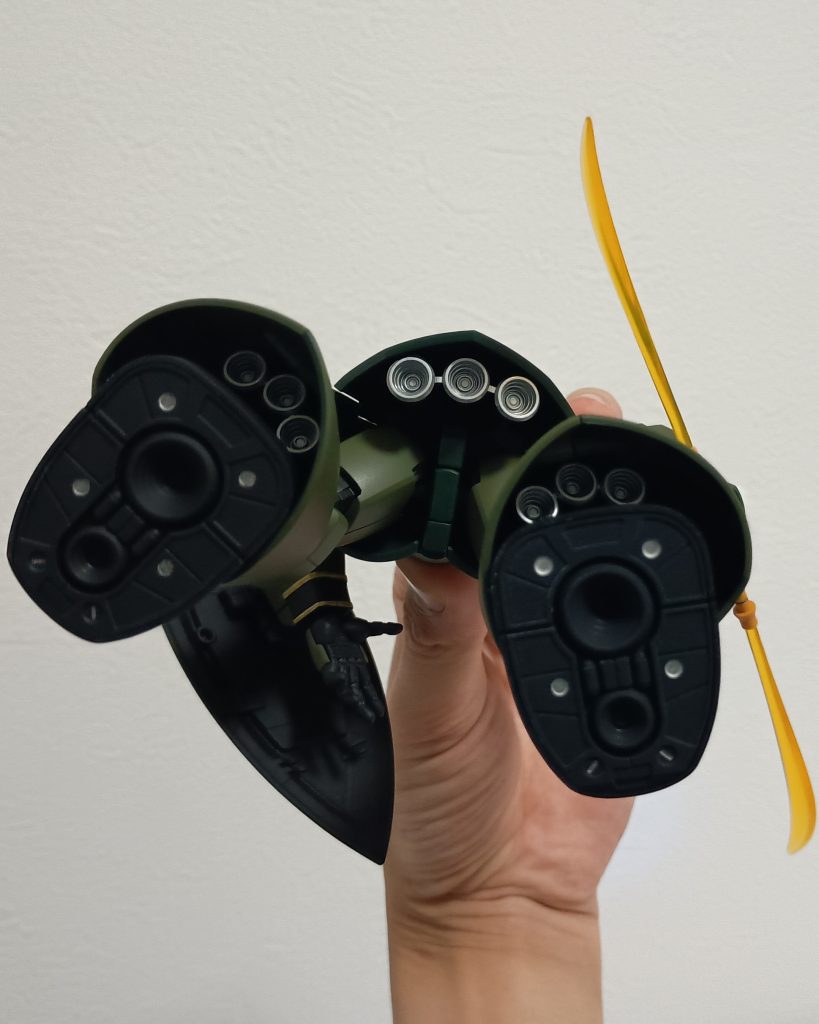 バーニアも塗り分けノズル内は銀&光沢トップコート、ノズル外は黒&艶消しトップコート、吹き付ける方向を変えて塗り分け足裏はちょっとサボッちゃいました(zaku-kao3)