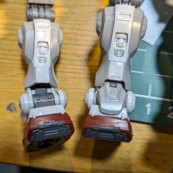 陸ガンに比べると、ネトフリガンダムは可動域微妙に少なめなので、複雑なポージングとか膝立ち出来るように、フレームの干渉部分をカット！カット！カット！！肩周り、腰回り、足首とカットしまくりました✨🙋🏻（3枚目）
