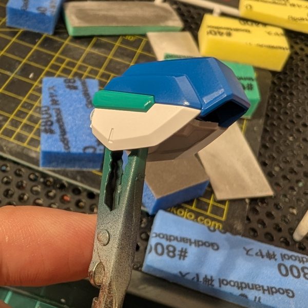 やっと塗装できるタイミングができたので色塗りを。ストライクみたいなオーソドックスガンダムブルーにしようか迷ったけどもちょうどライフリブルーがいい色だったのでそちらをチョイスエメラルドグリーンがビビットすぎたかもしれないそしてストライカーまで塗れなかったからまた後日🙄（2枚目）