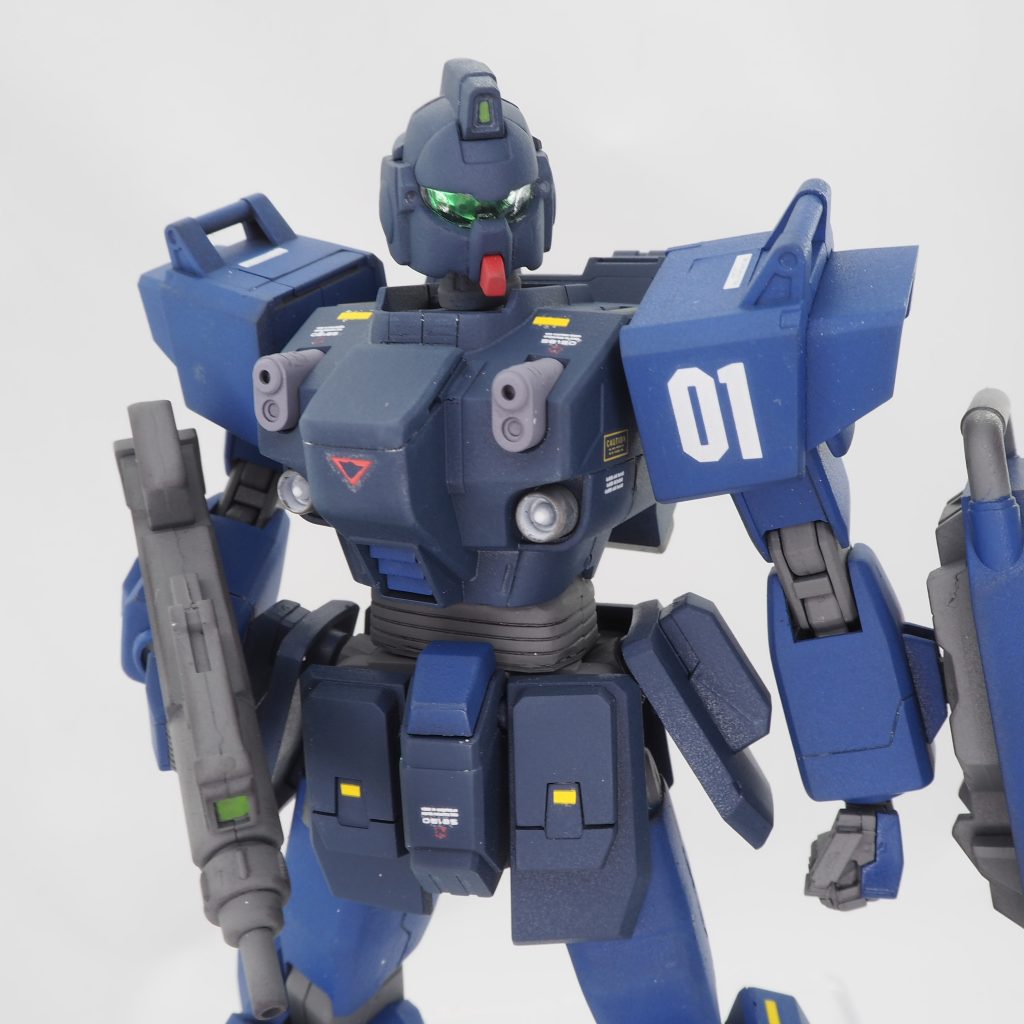 口?と頬が分割されていてガンダム的な精悍さだった顔…これを繋げてジムらしい顔に。(REVIVEはさておき、旧版はもう少し設定画寄りにして売っても良かったのでは😅)バイザーは緑ですが、これでも暴走中です(最初期は赤色への変化はなかった)
