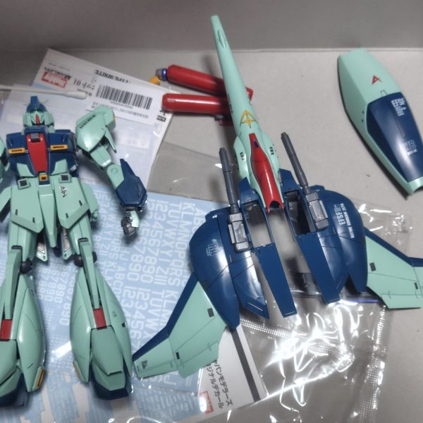 先週は、ロゴやら大きなアルファベット貼り、今日は残りを貼ってます。が、追加で買ったグレーの、HOBBY　JAPANデカールのグレーが思ったより薄く😅それはそれですが、貼り出せばサクっと進むかもと思ってたけど、全く進まない。。。頑張って貼りますー😂（2枚目）