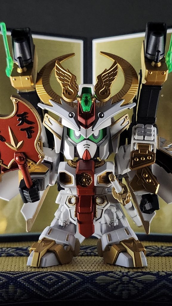 キリッ!トップコート後に組んでる時に左目の下を傷つけてしまったのが心残りです。背景の屏風は100均のミニチュアふすまに金ピカシールを貼って、2枚を貼り合わせてます。畳は2個並べて、プラバンに両面テープで貼り付けました。ついでに撮影スタジオも全部100均のものを組み合わせて作っています。100均にはこの世の全てがある。