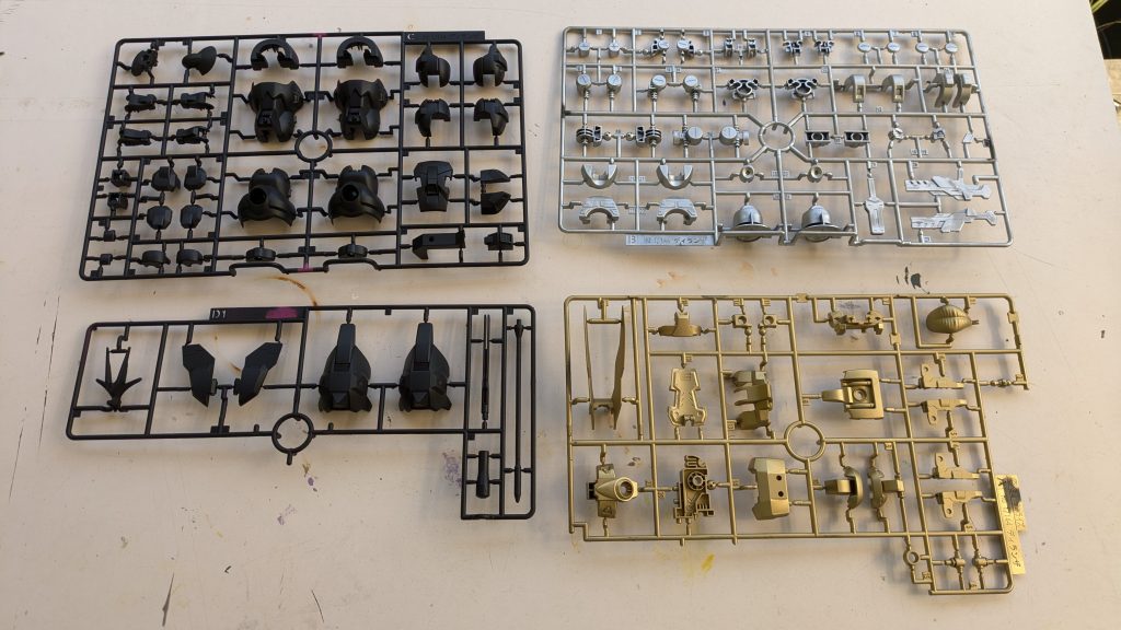 ダイソーのスプレー缶。使ったのはつや消しブラック、シルバー、ゴールド。やっぱりプラモ用でないのと安いので微妙な使い心地でした。塗膜が厚いので、組むときにハメるのをめちゃくちゃ苦労します。失敗したら一撃破損なぐらい力入れて、バチンッ！って感じで組まなければなりません😅またスプレーの霧が粗いので、細かい隙間に塗料が入らず、入り組んだパーツは下地の色がうっすら残ります。あと、塗膜が弱くスレると直ぐにハゲてしまいます(gundam-kao9)ただ、ゴールドのスプレー缶だけはそこそこ優秀で塗膜剥がれや、隙間への塗膜の薄さなどは無かったです😊これからゴールド塗料だけはダイソーで調達にしようかなぁ〜。 次はサーフェイサー後にダイソー塗料やってどうなるかちょっと実験しようかと思います。