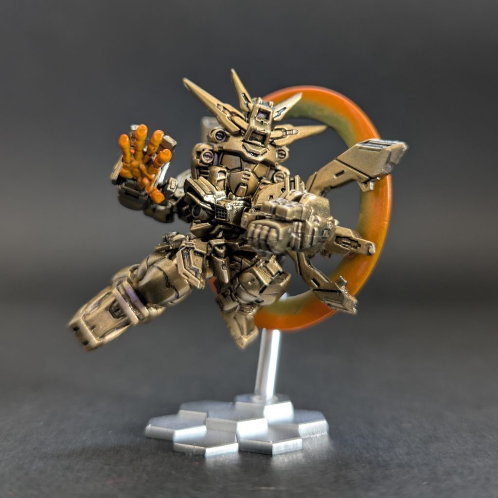 ガンプラ以外の模型の世界に触れながら、休憩中で食玩で遊んでます。こちらは息子からの頂き物。武者ゼータも頂きました。それ以外に自分で買った5種類も在庫あり…終わんないな。FSSのナイト・オブ・ゴールドを組立て中で、塗装の色確認も兼ねて、ボークスのK.O.Gカラーで塗ってみました。…細かい塗り分けが面倒くさいだけです。実物はもっと綺麗なゴールド。ゴッドフィンガーと日輪は、ドムのヒートソードと一緒に蛍光クリアカラーで。スタンドはプレミアムミラークローム。