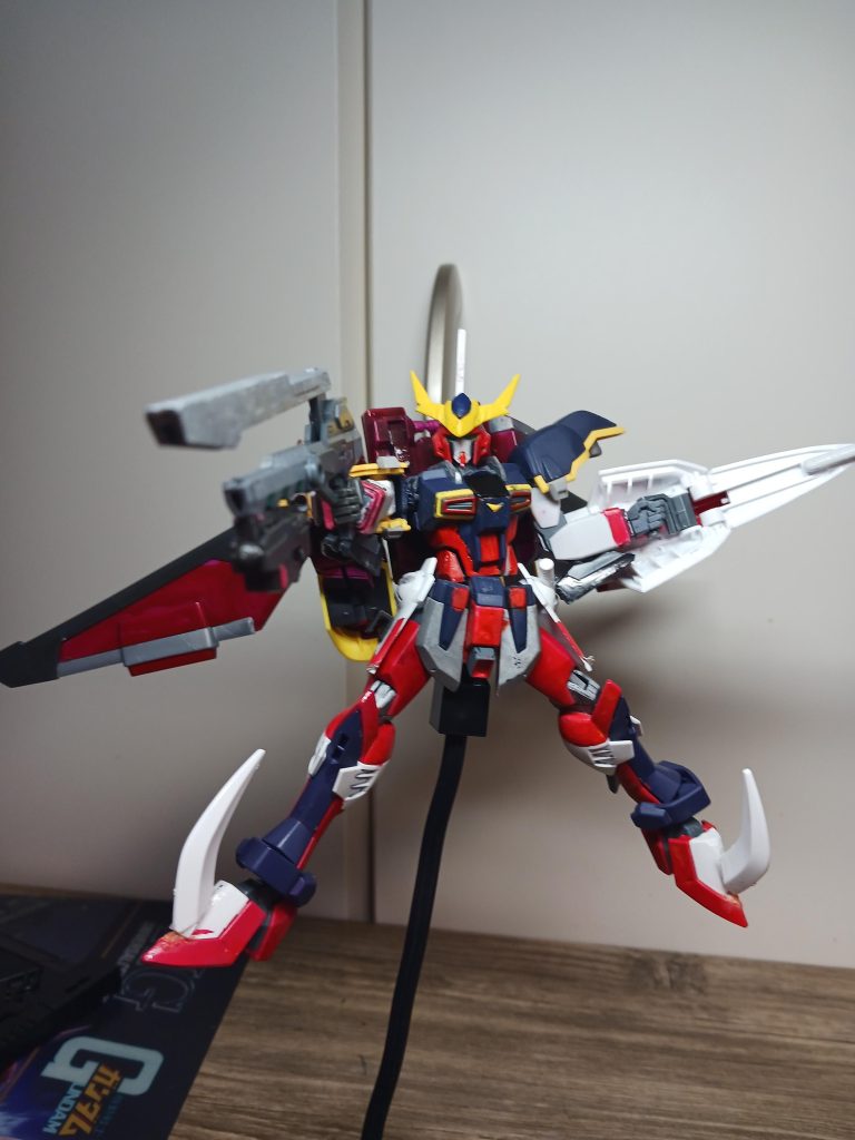 型式 ZGMF-760I2 ガンダムインパルスリナーシタ 本機は、ルブリスDX(ガンスタには投稿予定なし)との戦いで破損してしまった、インパルスヘルを修復したガンプラ。修行に出ていて、ガンプラ技術の上がった三太郎の手伝いもあるが基本的には自分で設計、制作をしている。武装はスタービームライフルを改修した、スターバスターライフルとウイングシールドがメイン。スターバスターライフルは展開することでバスターライフル並みの火力を使うことが出来る。