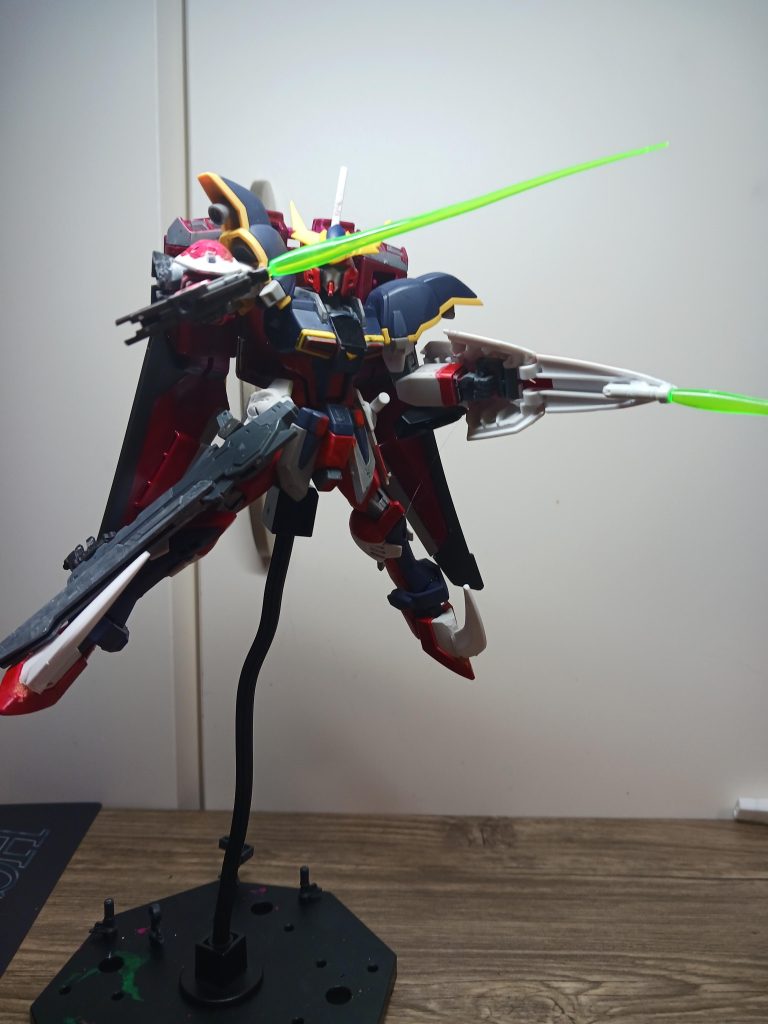 近接よう武装は、スターバスターライフルに取り付けられているビームガンサーベル、シールドサーベル、シールド、サイドスカートにマウントしてあるサーベルである。