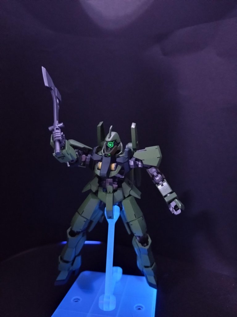 最後は自分の中でのお決まりでブラックライトで目を光らせてますとてもカッコよかったですエースパイロットが乗ったら主人公機並に活躍できるんじゃないかなって思いました👍