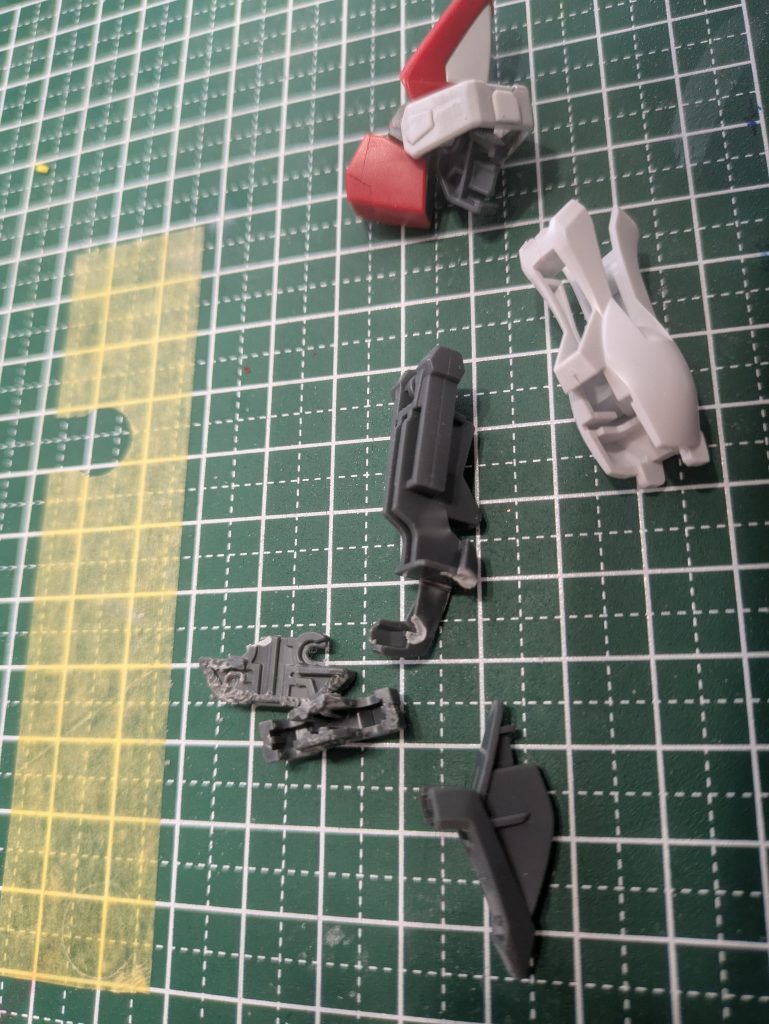 事の始まりはEGストライクを作っている時に膝のパーツを破壊してしまった事でした。取れないからといってムキになっては駄目ですね(gundam-kao9)