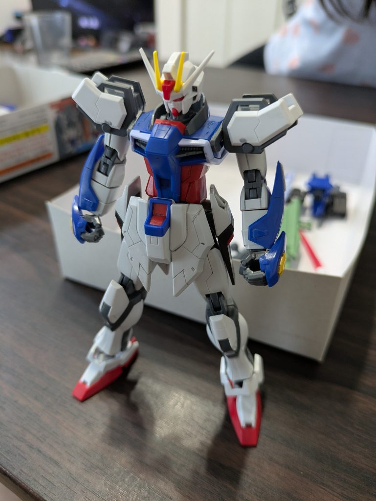 上手な方の真似をして肩と膝にスジボリを追加しました(gundam-kao3)僕の固い頭じゃこんなカッコいいスジボリはできません。参考にさせていただいた方のスジボリはもっともっと綺麗でしたが‥(gundam-kao10)あと胴体と肩のスキマを延長しすぎたのでそこら辺のパーツ切って貼ってスキマ埋めしてます。
