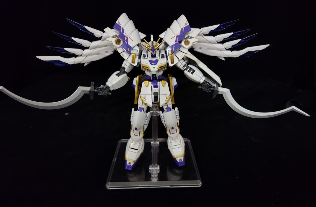 武装は、ランスとヒートショーテルを装備し接近戦を得意とする。５機に共通している、ウィング型スラスターも装備し、機動力も向上している。