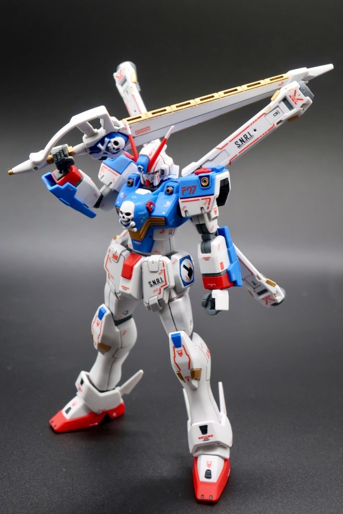 黄色は隠蔽力が弱いので金色にしてあります。ムラサメバスターもがんばって塗っています。それ以上にドクロ部分の塗り分けの方が大変でした。マスキングをしないで塗ったのではみ出すこと、はみ出すこと…。はみ出したらデザインナイフで削るの繰り返しをしました。