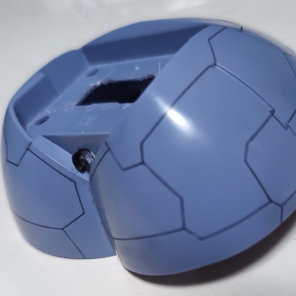 HG ZEONGって、MGのMSよりもスカートでかいですよね〜、塗装ムラを目立たなくしたいのでスジ彫り入れていたら、収拾がつかなくなって彫り過ぎました…これとバランス取るには、上半身のスジ彫りも😱😱😱😱 明日からまた１週間出張😭なので、今月中に完成は無理かな🤔（2枚目）