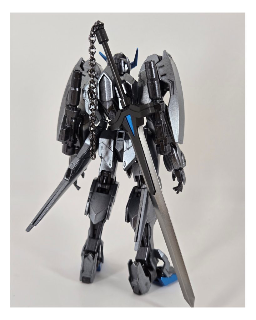 剣はコトブキヤのナイトマスターソードをつかってます。マウントと保持のしやすさを考えてグリップを3ミリ棒に置き換えて30MMの金属チェーンパーツを付けてアクセントをつけてみました。