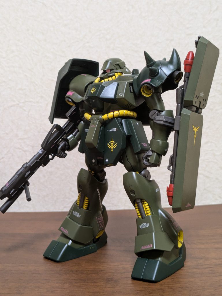 フロントビューより軍用機に近いカラーリングにできたと思います<⁠(⁠￣⁠︶⁠￣⁠)⁠>新生ネオ・ジオンのデカールがなく、普通のジオンデカールを貼りました(⁠*⁠´⁠ω⁠｀⁠*⁠)