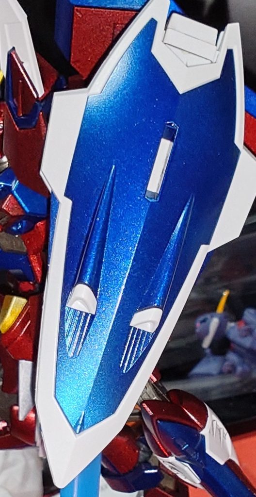 シールド、1部パーツはグラデーション塗装をしてみました