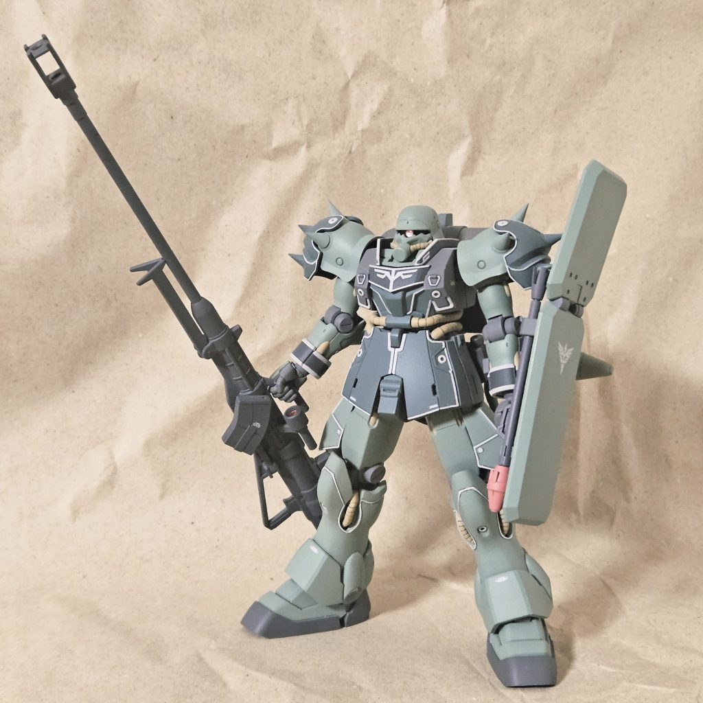 左手のシールドのボリュームに負けないよう ヅダの対艦ライフルを持たせた存在感抜群！