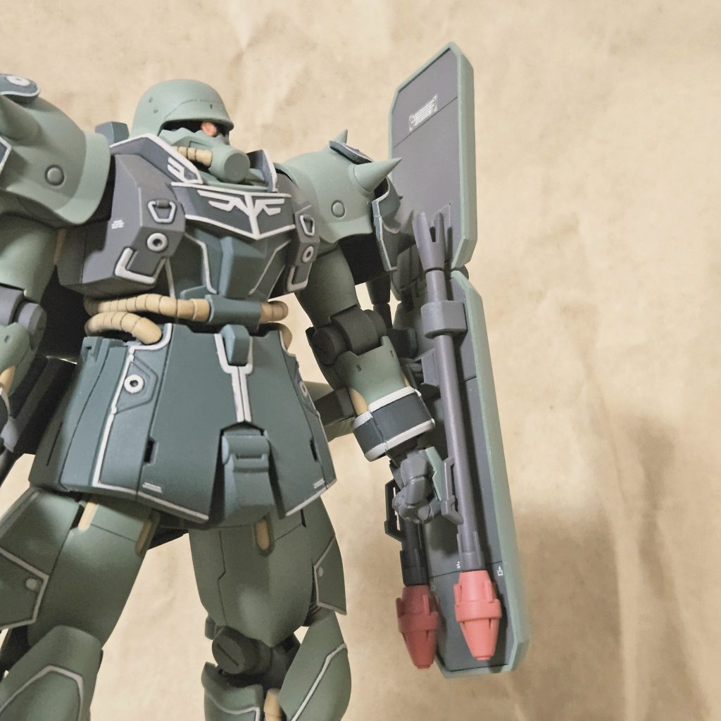 シールド裏はプラ版で埋めるさらにシュツルムファウストSを搭載赤い色がアクセントになった