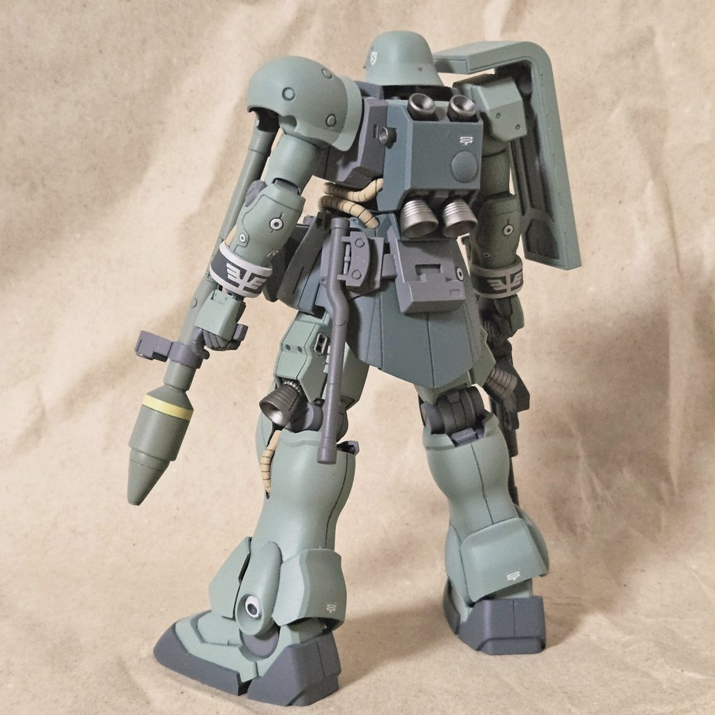 腰のロケランの接続部を除去して見栄えを良く太モモ横のバーニアはMGジム改のものに取り替え 小型化した 