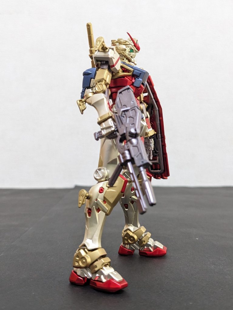 右側面やっぱ、細身のMSには金色が良く似合いますね〜😁何気にRGっぽく見えるのではと期待して、金はホワイトゴールドとガンダムゴールドの2種使ってみましたが、いかがでしょうか❓