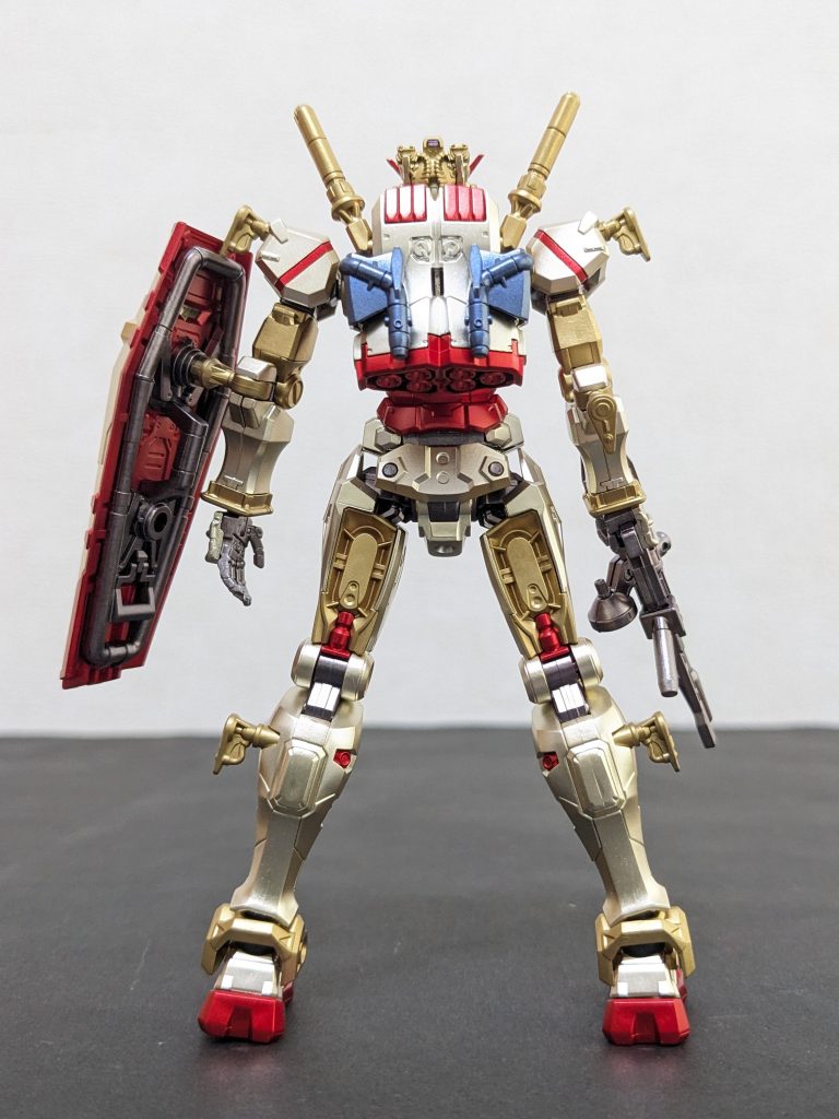 背面フォルムとディテールはRX-78の再解釈としてスゴく斬新なものの、カラーリングは(あくまで個人の感想です😅)、赤も白も自分にはあんま刺さらない感じだったので、「黒いガンダムにすっかな❓」とも思いつつ、「世界線と時期が違えど、乗ってる人は同じだからイイか😆‼️」ってことで、あの「元祖金色MS」をモチーフにしたカラーリングにしてみました😉
