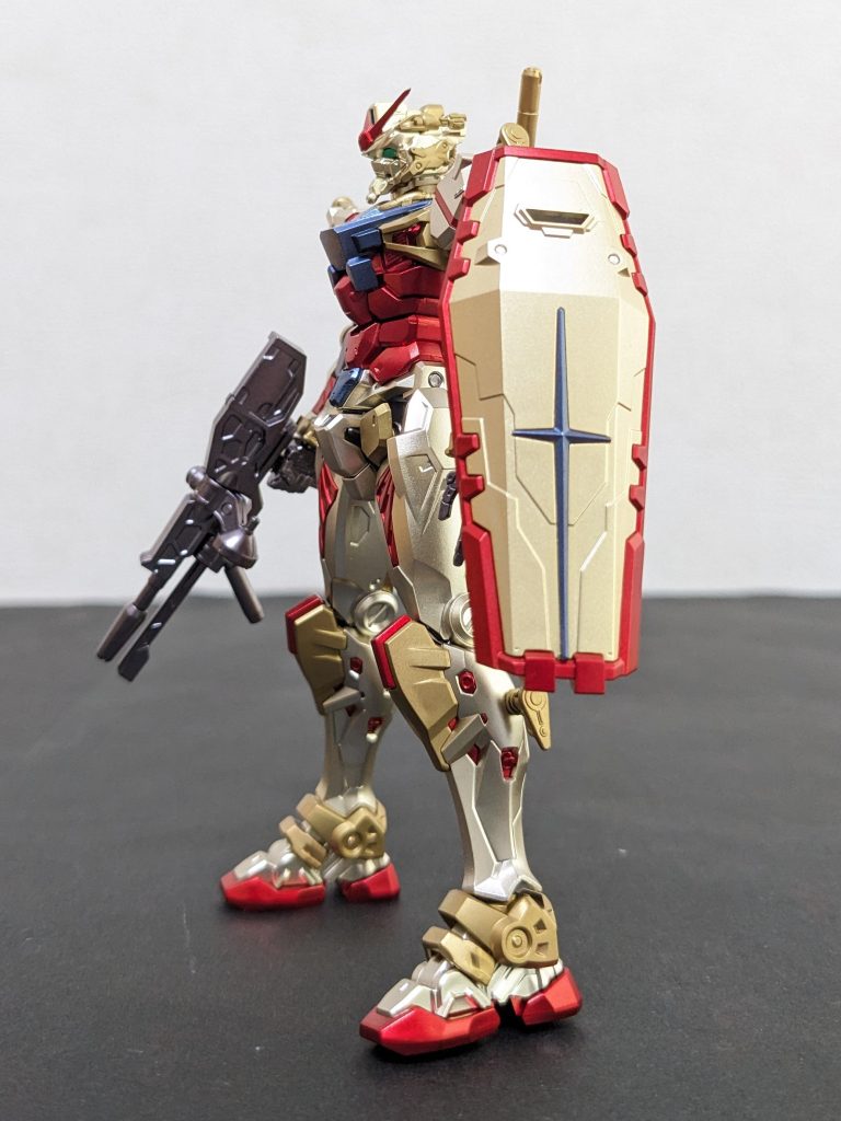 左側面そんな中ジークアクス観て、「赤いガンダム、作りてぇ〜🤩ジークアクスコンもあるし、コレで✊‼️」と意気込んで発売日に家電量販店で並んだものの、タッチの差でアウト・・・😭再販してるの見つけてやっとゲットできたので、ソッコー開封して作り始めました😁‼️