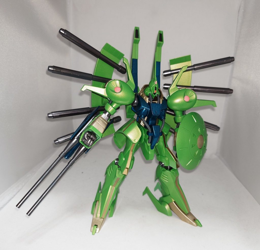使用塗料の殆どがタミヤスプレーです。キャンディライムグリーンがいい色出してますね(*  ˊ꒳ˋ*)モノアイはHアイズを加工して使用。ピンク色の部分は全てブラックライトで発光する様に蛍光塗料で塗装しました