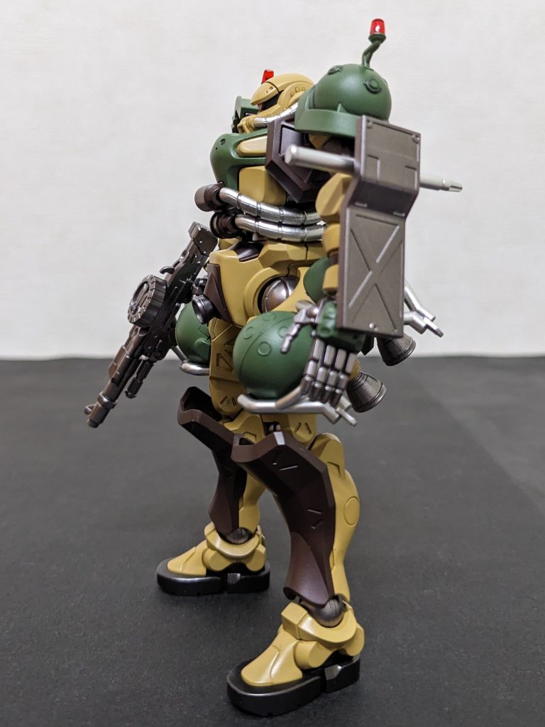 ポリスじゃないの⁉️左側面です。設定のカラーリングが自分には(例によって、個人の感想です)、刺さらなかったので、デザートザク風味をベースに、フォルムとディテールの「面白さ」を際立たせる方向でアレンジしてみました😉