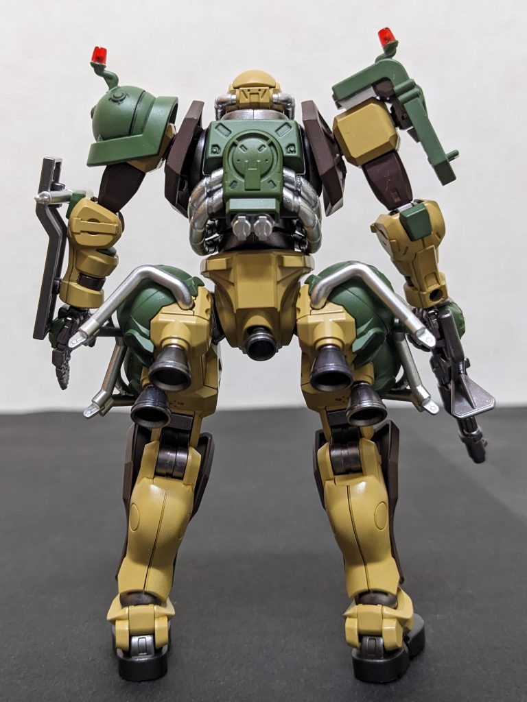 背面「軍警でなきゃ、両肩のパトライトは不要かな🤔」とも思いましたが、コレまた特徴的な「おもしれぇ」パーツなので、キットのままとしてます。