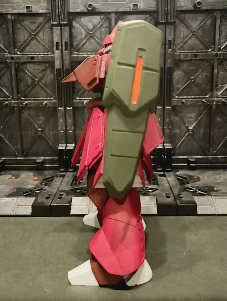 シールドも装甲を上乗せして立体感を出しました。差し色は好きなオレンジ。シールドもお気に入り。私は全体の色を変えると見飽きてしまうのでライフルと肩、シールドの差し色だけ変えました。