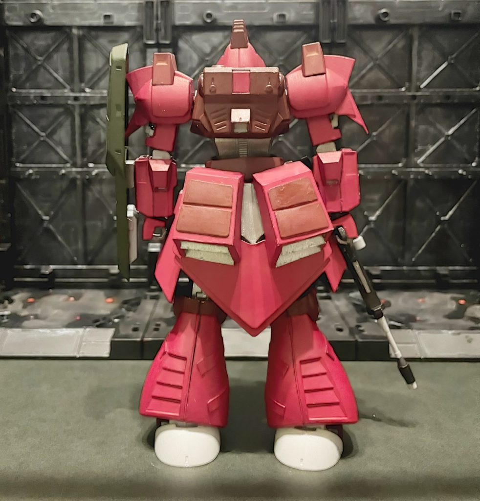 後ろ大型のリアスカートだけでは物足りなく、なんだコレ?ブースター?排熱?を取り付けて機動力をあげました。ふくらはぎにも「擦れ防止」でガードを内側に2枚目、外側に1枚取り付けました。