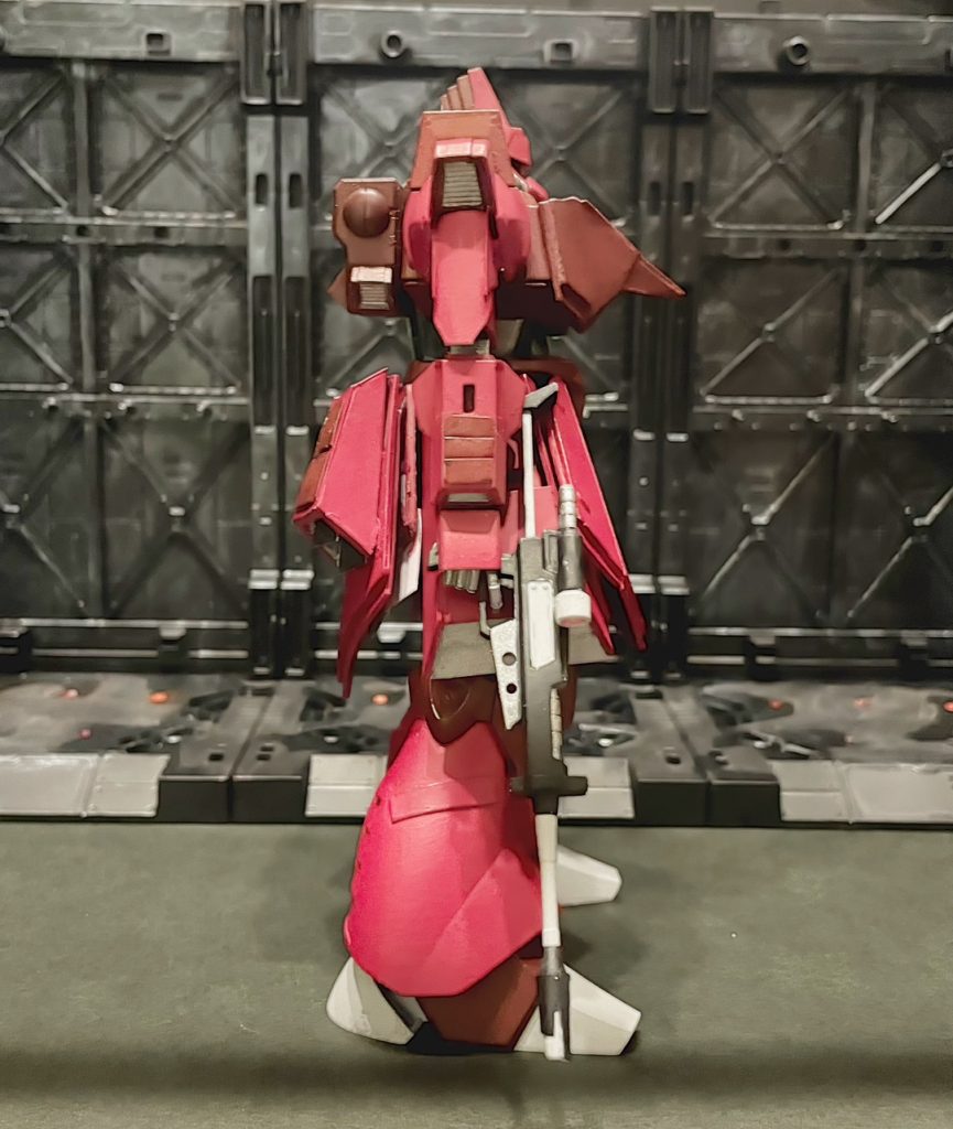 右から胸の張り出しがシッカリと出るように作りました。肩口のアーマーは腰周りが肥大化をしてバランスが悪くなったので取り付けました。