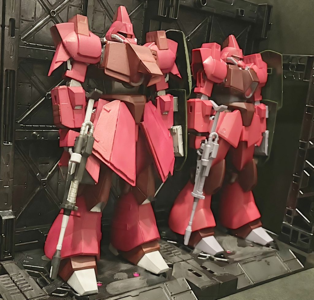 素組と並べて特に「〇〇隊所属」「強化型」などの設定はありません。地球連邦が私の為にカスタマイズしてくれた「おとうたん専用」です。部品の流用もありません、タミヤのプラ板です。