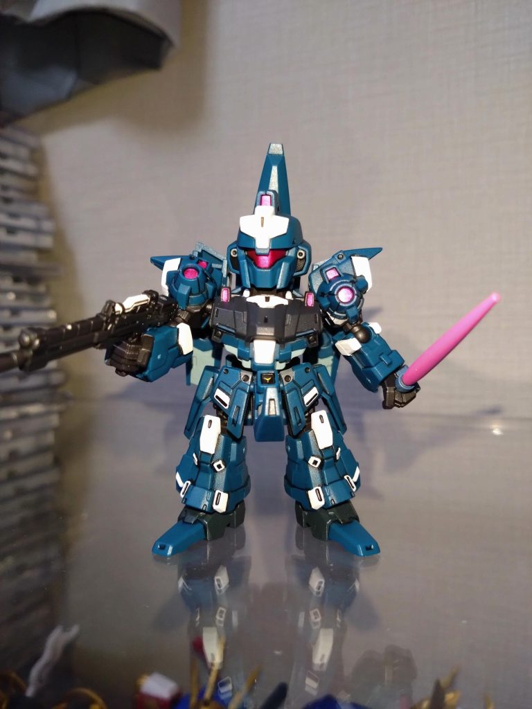 水性ホビーカラーを筆塗りで部分塗装し、半光沢トップコートで仕上げました。メタリックピンクはガンダムマーカーを筆塗りしました。