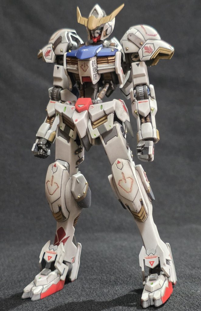 各所に100均のネイル用ボール(1mm)をピンバイスで穴掘って埋め込んでます。胸に貼った「鉄華団」のお陰で『蛇足』という言葉を思い知りました。