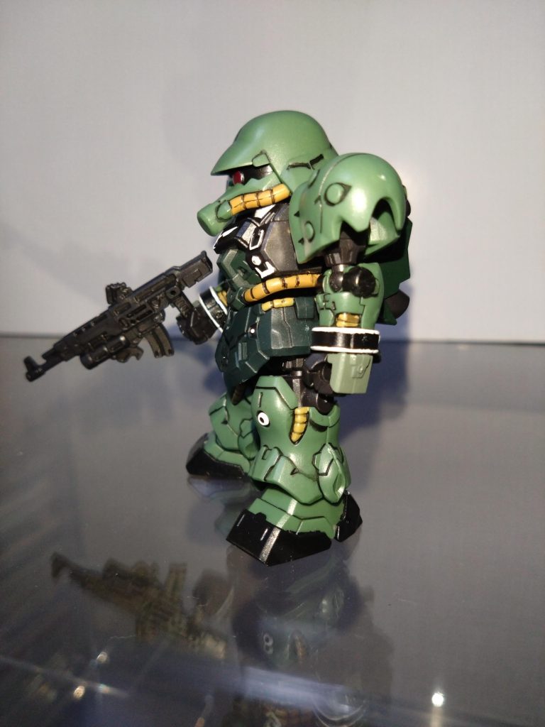 水性ホビーカラーは濃緑色、明灰白色、サンディイエロー、ミッドナイトブルー、焼鉄色等を使用しました。モノアイとセンサーはラッカーのシルバーの上にGXクリアピンクを重ねてます。