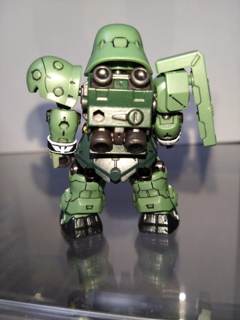 胸のエングレービング部分はホワイトを下地にして、エナメル塗料のブラックを塗り、拭き取って仕上げました。