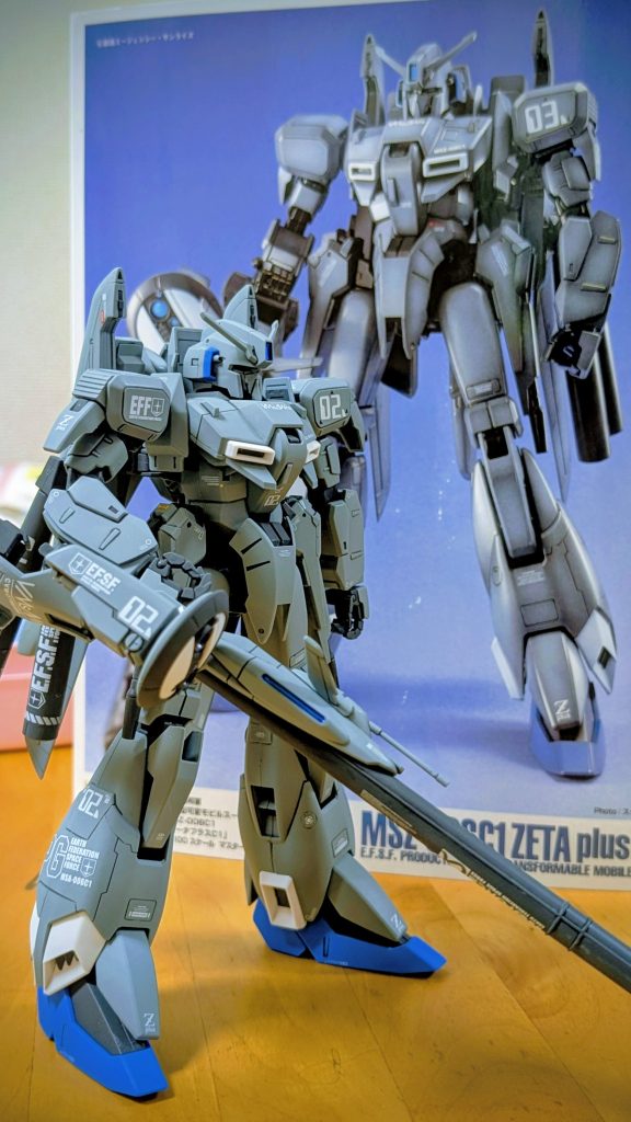 そりゃ、何度もリニューアルされたり、いろんなバージョンで発売されているヤツや、プレバン限定のくせして、フルカラーパッケージで優遇されているヤツみんなチヤホヤして奪い合うのは仕方ないっすよね。設定的にだって、1990年代なのにAIとかいう令和ビッタビタのシステム盛り込んでたり、インコムとかいうヨーヨー🪀つけて、ちょっと背が高いだけでカマキリ顔のくせに「5番機」名前もらえたり、とんでもなくでかいビーム持ってて白黒のくせになんかカッコイイとか、みんなアイデンティティ満載でみんな大好きなのわかりますよ。